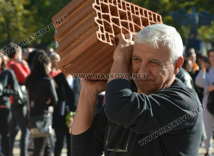 Издигнаха стена пред областна администрация в знак на протест срещу здравните мерки