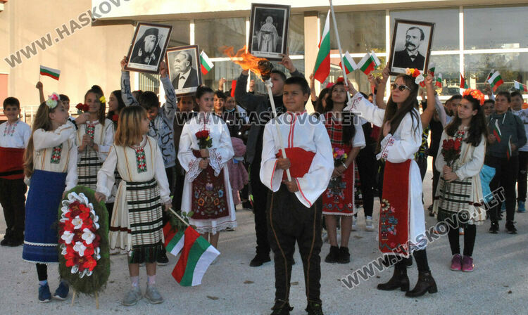 Факелно шествие и изложба в „Шандор Петьофи“ за Деня на народните будители