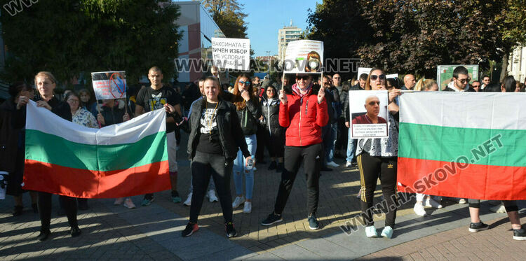 Издигнаха стена пред областна администрация в знак на протест срещу здравните мерки