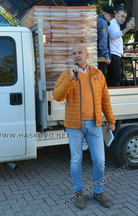 Издигнаха стена пред областна администрация в знак на протест срещу здравните мерки