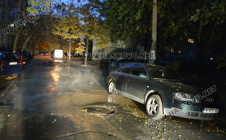 Паркирано Ауди хлътна в изкоп на ВиК след нов теч