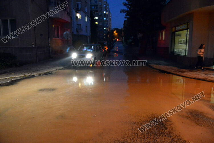 Паркирано Ауди хлътна в изкоп на ВиК след нов теч