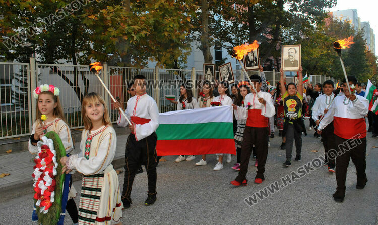 Факелно шествие и изложба в „Шандор Петьофи“ за Деня на народните будители