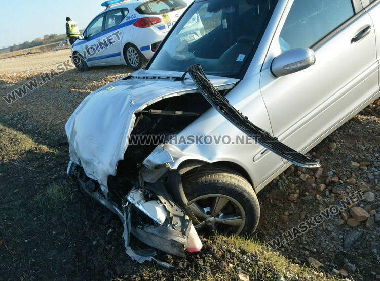Двама водачи пострадаха при катастрофа между Мерцедес и Опел на път в ремонт
