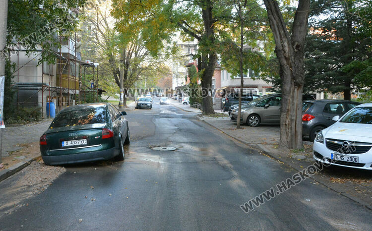 Паркирано Ауди хлътна в изкоп на ВиК след нов теч