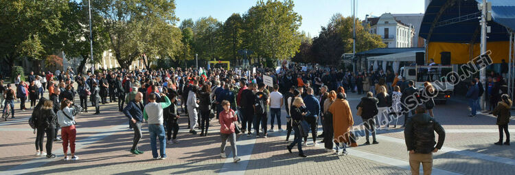 Издигнаха стена пред областна администрация в знак на протест срещу здравните мерки