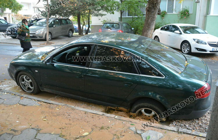 Паркирано Ауди хлътна в изкоп на ВиК след нов теч