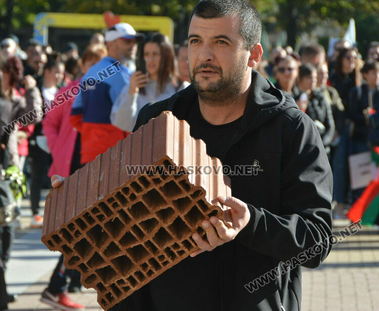 Издигнаха стена пред областна администрация в знак на протест срещу здравните мерки