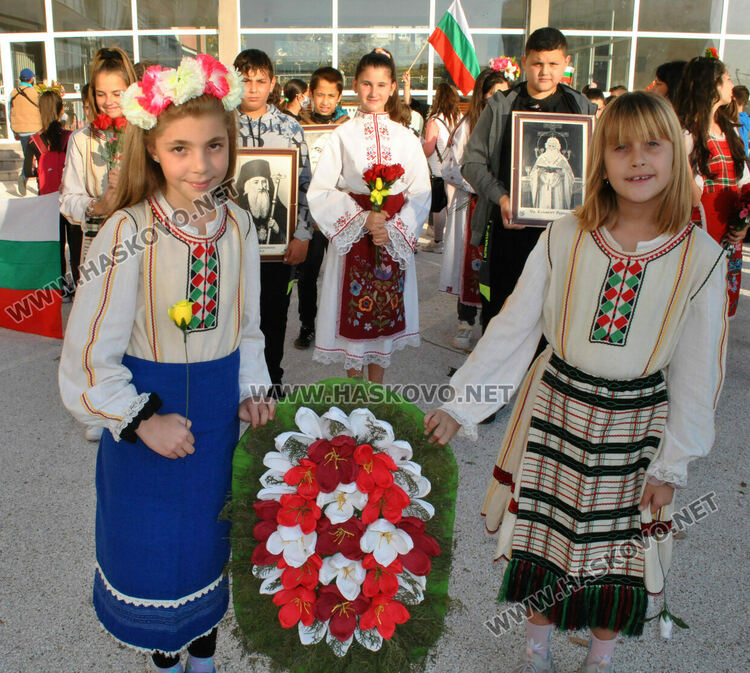 Факелно шествие и изложба в „Шандор Петьофи“ за Деня на народните будители
