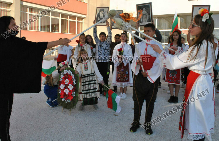 Факелно шествие и изложба в „Шандор Петьофи“ за Деня на народните будители