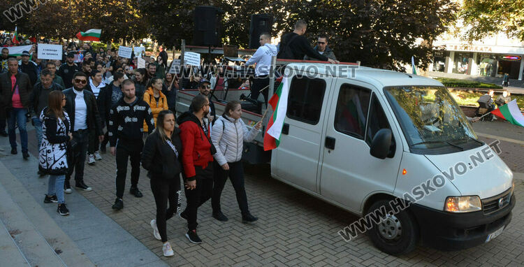 Издигнаха стена пред областна администрация в знак на протест срещу здравните мерки