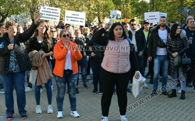 Издигнаха стена пред областна администрация в знак на протест срещу здравните мерки