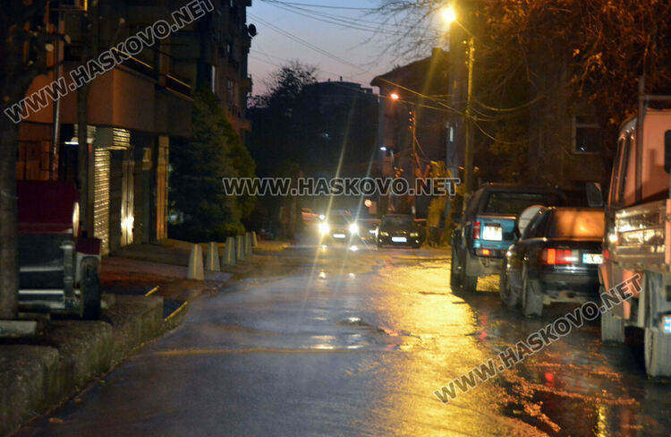 Паркирано Ауди хлътна в изкоп на ВиК след нов теч
