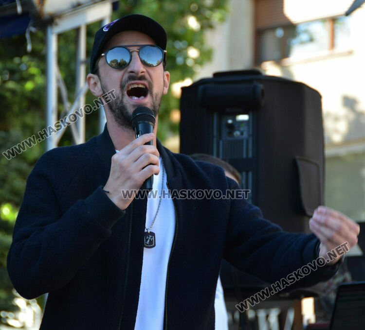 Издигнаха стена пред областна администрация в знак на протест срещу здравните мерки