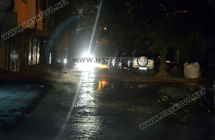 Паркирано Ауди хлътна в изкоп на ВиК след нов теч