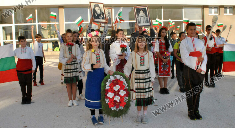 Факелно шествие и изложба в „Шандор Петьофи“ за Деня на народните будители