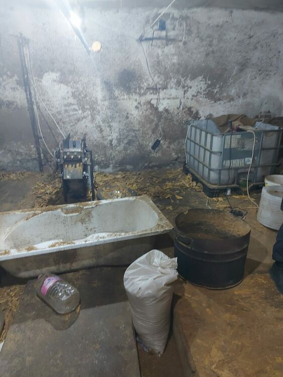 Разкриха работилница за преработка на котрабанден тютюн (снимки)