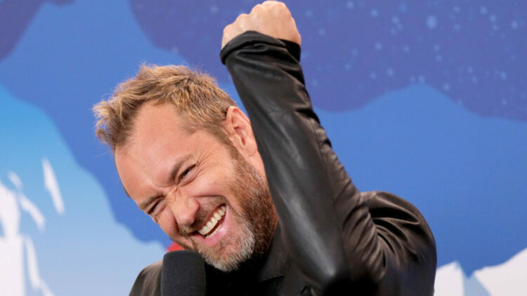 Джуд Лоу като тираничния крал Хенри VIII