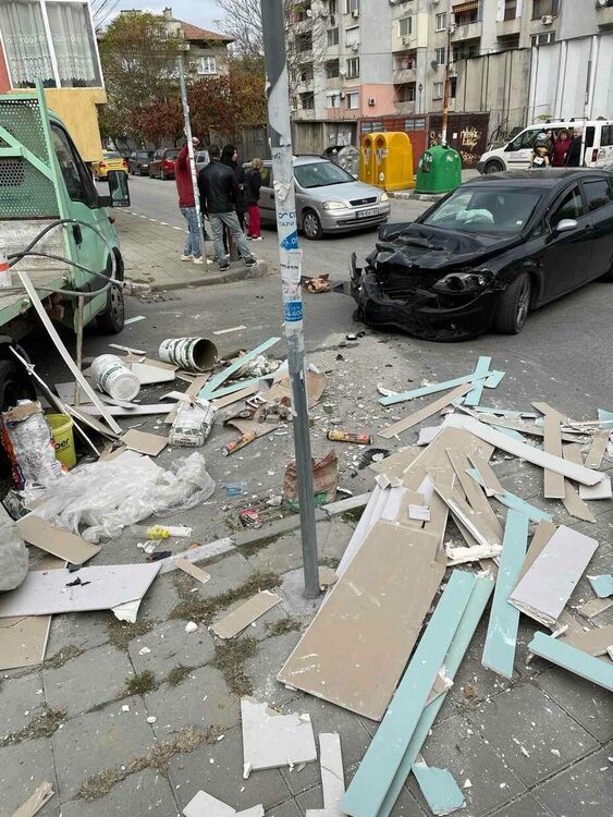 Сериозна катастрофа на ул."Гоце Делчев" в Асеновград 