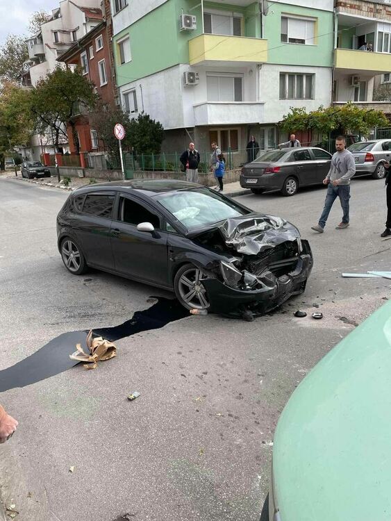 Сериозна катастрофа на ул."Гоце Делчев" в Асеновград 