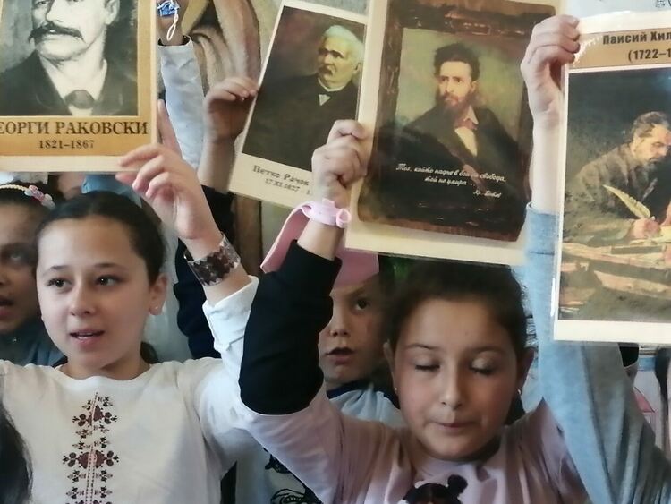 Деца от училището в Конуш редиха интерактивен пъзел за Деня на народните будители