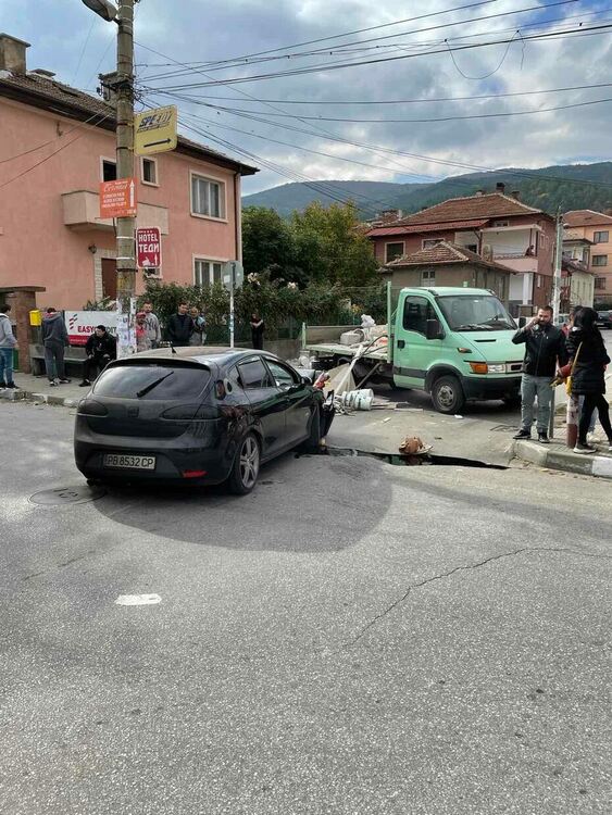 Сериозна катастрофа на ул."Гоце Делчев" в Асеновград 