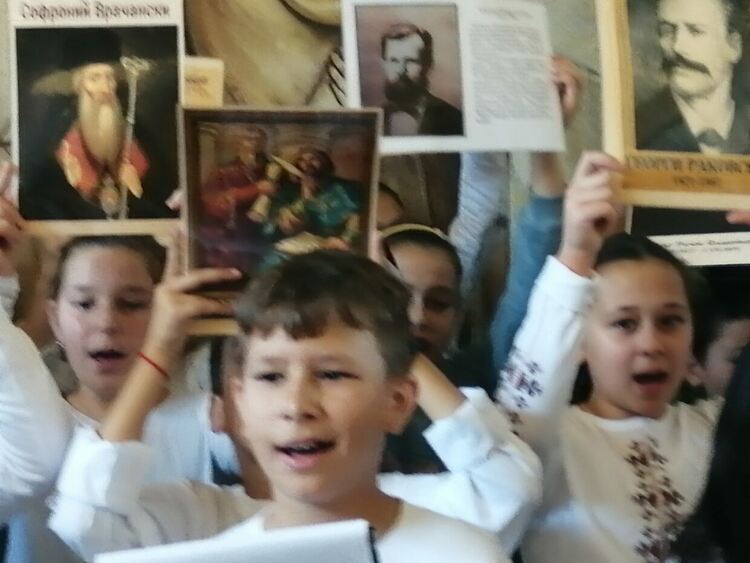 Деца от училището в Конуш редиха интерактивен пъзел за Деня на народните будители