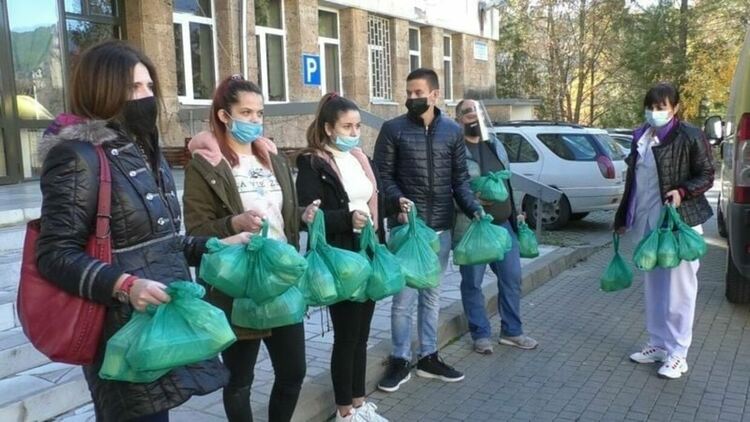 С кампанията "Топъл обяд" за медиците на първа линия смолянска гимназия печели национална награда 