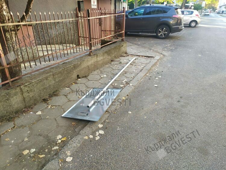 Опит за паркиране в бъдещата Синя зона завърши с премазан знак