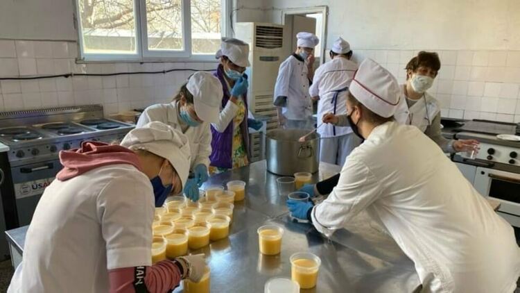 С кампанията "Топъл обяд" за медиците на първа линия смолянска гимназия печели национална награда 