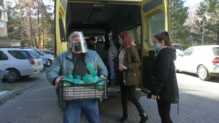 С кампанията "Топъл обяд" за медиците на първа линия смолянска гимназия печели национална награда 