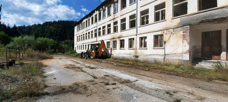 Местни хора инициират запазването на сградата на училището в Малка Арда 