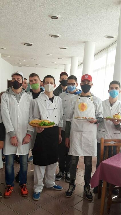 С кампанията "Топъл обяд" за медиците на първа линия смолянска гимназия печели национална награда 