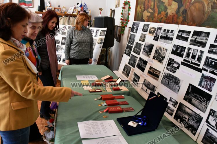 Представиха изложба от снимки и медали на почетния гражданин Борис Младенов