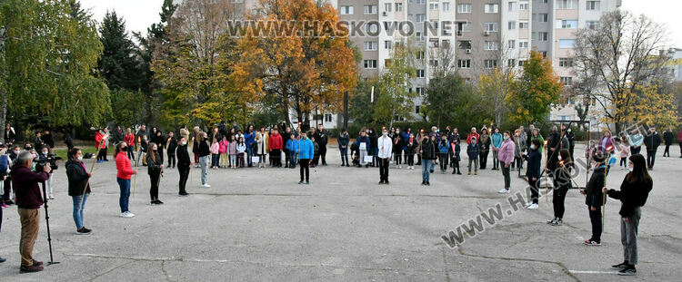 Заря, рецитал и факли в „Любен Каравелов“ за Деня на народните будители
