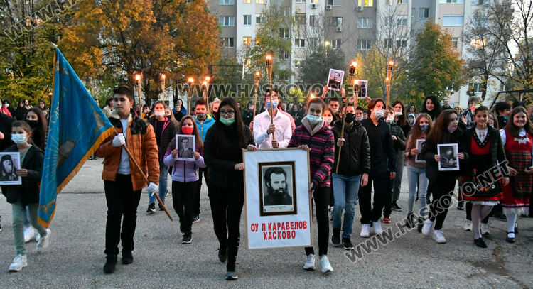 Заря, рецитал и факли в „Любен Каравелов“ за Деня на народните будители