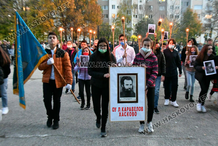 Заря, рецитал и факли в „Любен Каравелов“ за Деня на народните будители