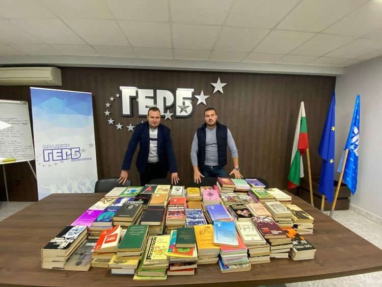 За Деня на будителите младежи от ГЕРБ-СДС реставрираха и изпълниха с книги библиотеките на открито в Димитровград