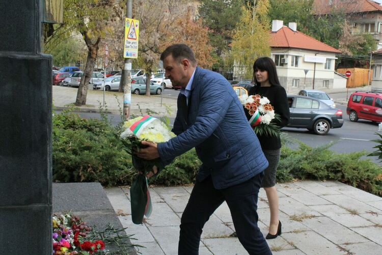 Цветя на признателност към делото на народните будители в Хасково