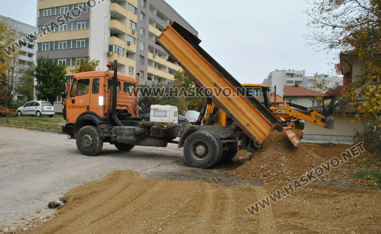 Полагат чакъл по улицата край детска градина „8-ми март“
