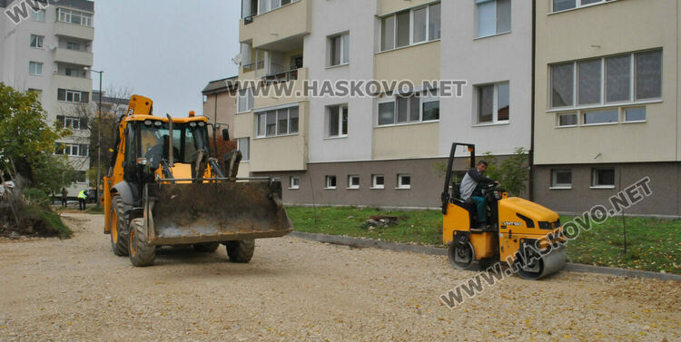 Полагат чакъл по улицата край детска градина „8-ми март“