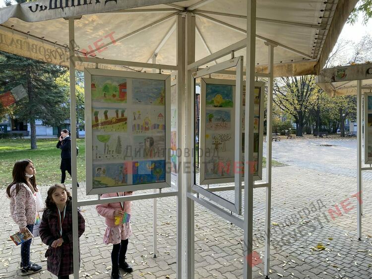 Наградиха отличените деца в Общинския конкурс за детска рисунка по българска народна приказка