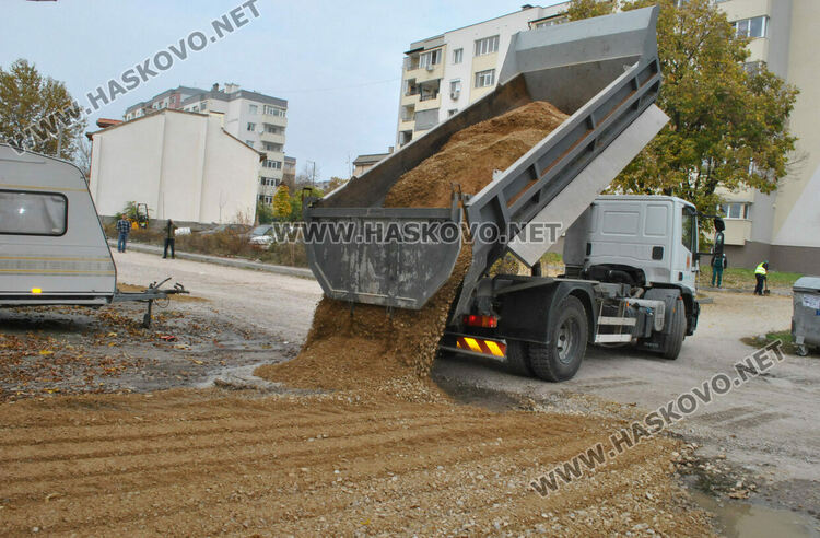 Полагат чакъл по улицата край детска градина „8-ми март“