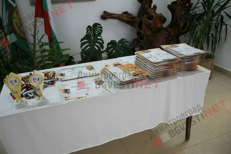 Наградиха отличените деца в Общинския конкурс за детска рисунка по българска народна приказка