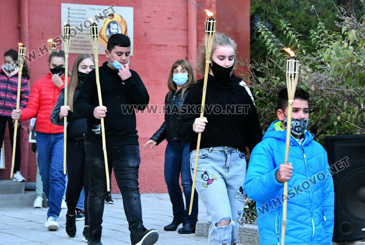 Заря, рецитал и факли в „Любен Каравелов“ за Деня на народните будители