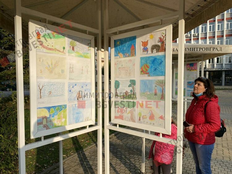 Наградиха отличените деца в Общинския конкурс за детска рисунка по българска народна приказка