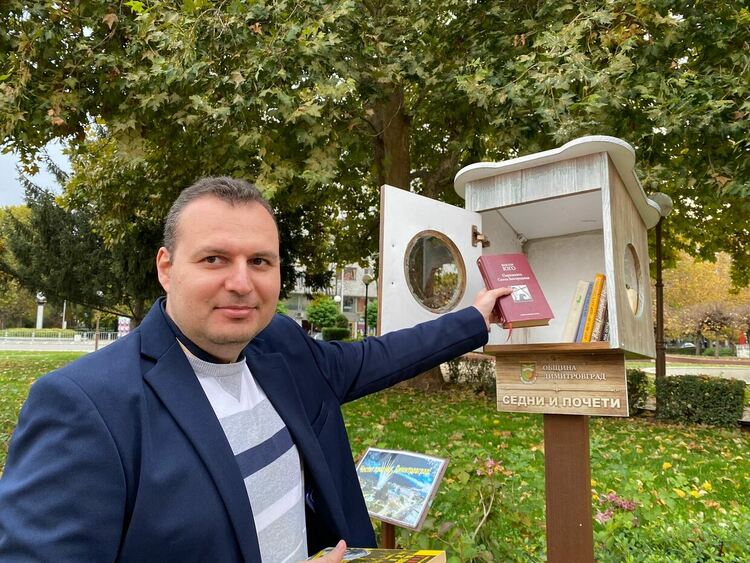 За Деня на будителите младежи от ГЕРБ-СДС реставрираха и изпълниха с книги библиотеките на открито в Димитровград