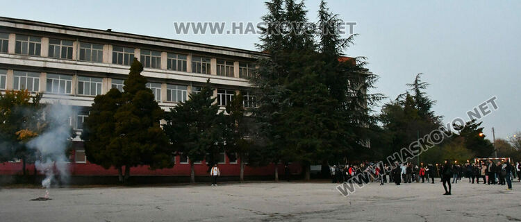 Заря, рецитал и факли в „Любен Каравелов“ за Деня на народните будители