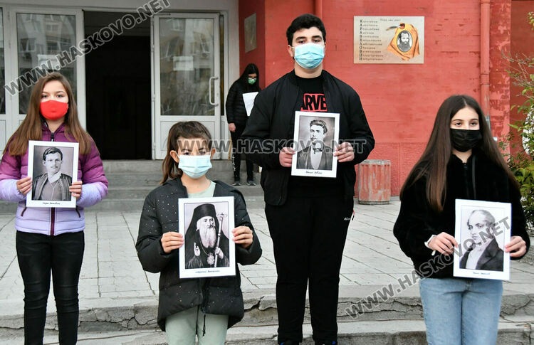 Заря, рецитал и факли в „Любен Каравелов“ за Деня на народните будители