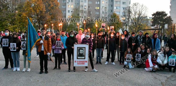 Заря, рецитал и факли в „Любен Каравелов“ за Деня на народните будители